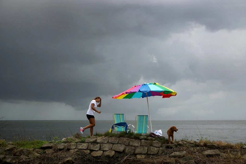 Зловещие облака видны из Титусвилля, Флорида, где в среду собралась толпа, чтобы посмотреть запуск.