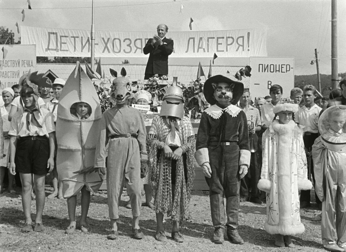 Как тут не вспомнить старый добрый советский фильм "Добро пожаловать, или посторонним вход воспрещен!"?  Придется и к этой ситуации относиться с юмором. А, что делать