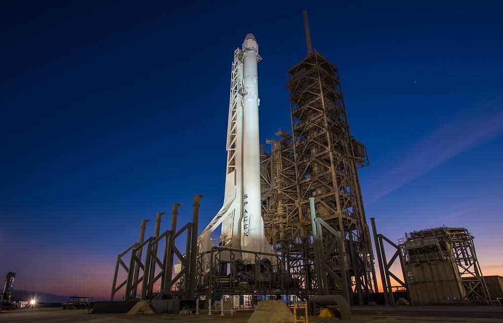 Falcon 9  - американская частная ракета космического назначения, частично многоразового использования. Предназначена для запуска многоразового космического корабля Dragon и спутников различного назначения.