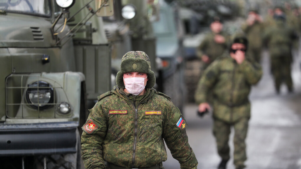 Военный в маске