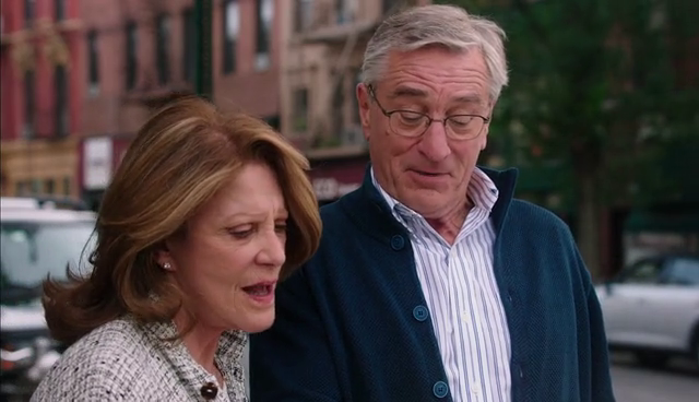 Бен читает объявление о приеме на работу.