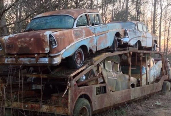 Четыре автомобиля марки "Chevy" 1956 года с ключами в замке зажигания и автовоз Whitehead & Kales 1949 года выпуска перевозивший их найдены в лесу. Как такое может произойти? Кто бросил этот ценный груз в лесу? Много лет транспорт простоял не замеченным. Автомобили за это время успели изрядно погнить. Невероятно. Люди и сегодня не знают как они там оказались и кем туда были доставлены. И что самое странное? Как такой большой груз был незамечен десятки лет.