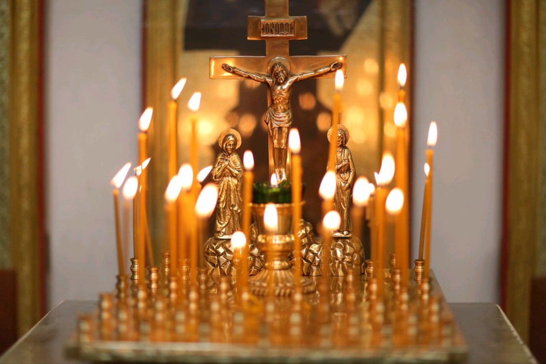 Церковная свеча это. Свечи в храме. Свеча православная. Горящие свечи в храме. Свечи в православном храме.