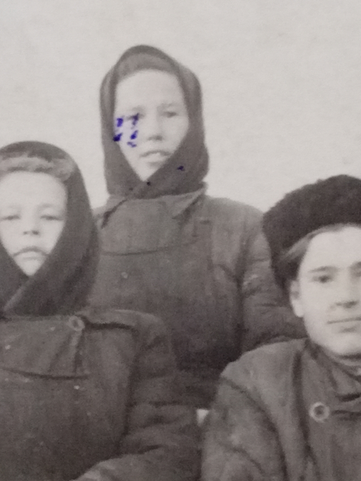 Мама (в центре) в рабочем коллективе