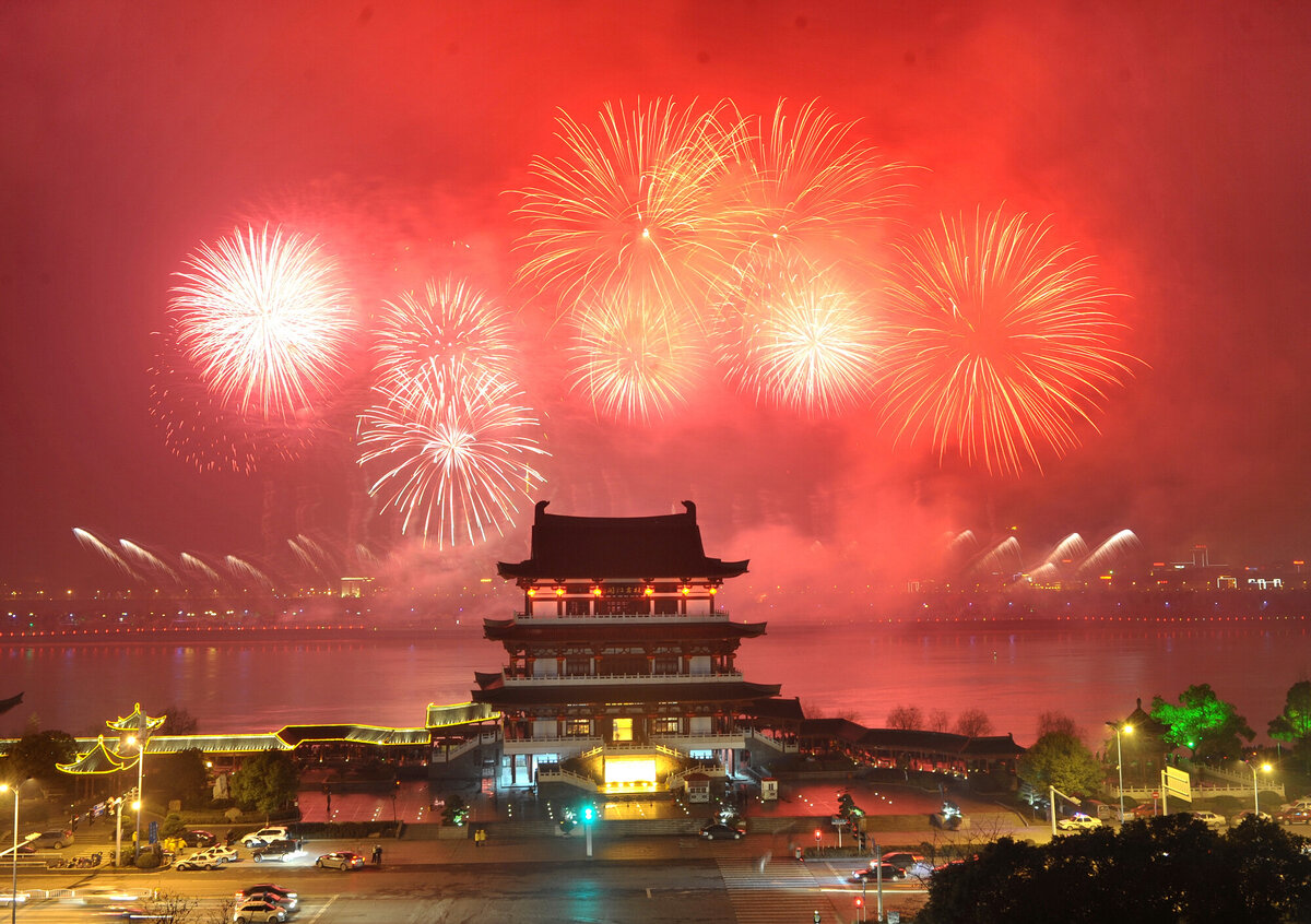  В Китае Новый Год является самым важным из всех праздников. Многие люди, живущие за пределами Китая, называют его Лунный Новый год. Этот праздник отмечают по всему миру.