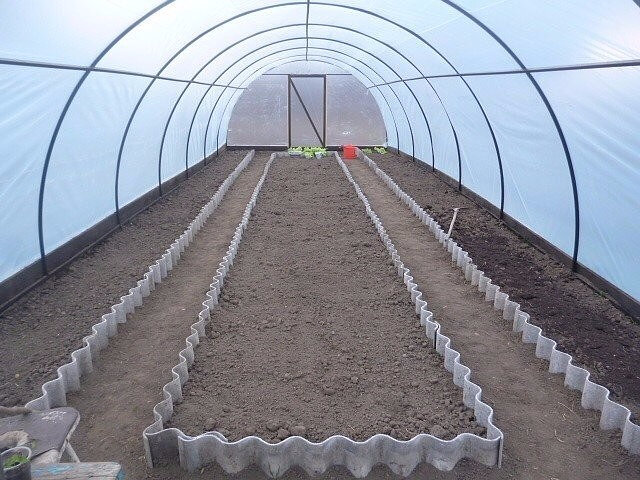 Грядки из шифера в теплице