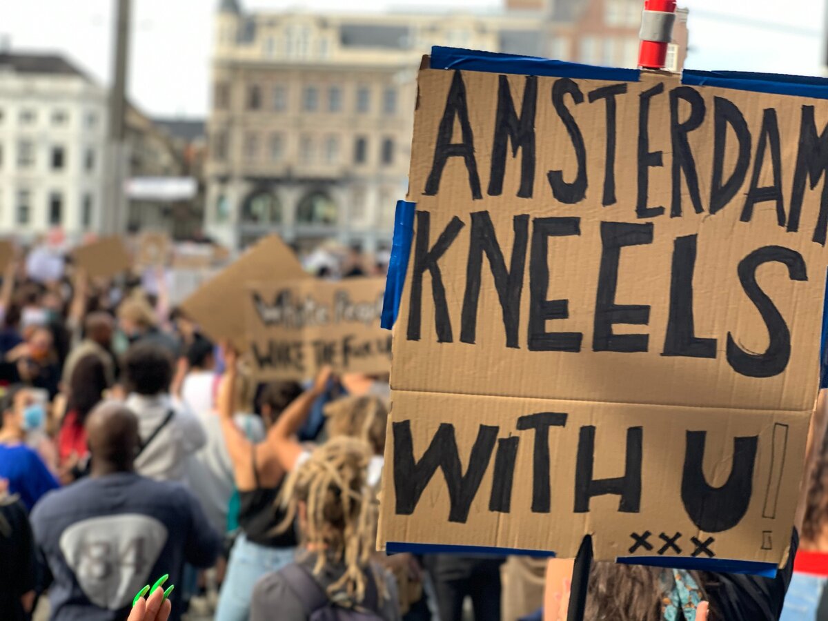 Около 5000 человек приняли участие в акции протеста Black Lives Matter в Амстердаме в понедельник.