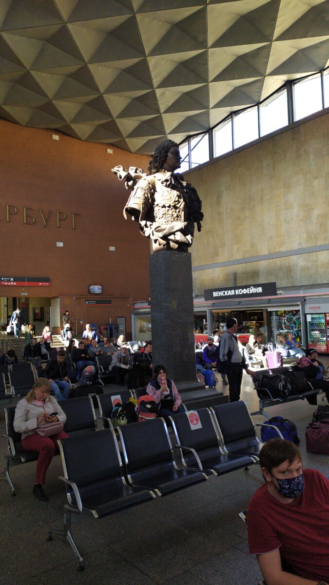 Бюст Петра. На его месте раньше была голова Ильича, прозванная черепом. Голову поменяли, а народное название осталось. Пацан в маске меня в чем то подозревает.