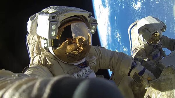 МОСКВА, 4 июн — РИА Новости. Некоторые женщины-космонавты и астронавты в период менструального цикла могут испытывать усиленные расстройства вестибулярного аппарата, что необходимо учитывать при формировании экипажей для полетов в космос, сделали вывод ученые Института медико-биологических проблем (ИМБП) РАН, проведя соответствующие исследования.


"Возможное снижение вестибуловегетативной устойчивости у отдельных женщин на фоне menses (месячных. — Прим. ред.) необходимо учитывать при медицинском обеспечении пилотируемых полетов на Международную космическую станцию и будущих межпланетных пилотируемых космических полетов на Луну и Марс с участием женщин-астронавтов в составе экипажа", — говорится в статье сотрудников ИМБП, опубликованной в выпускаемом институтом журнале "Авиакосмическая и экологическая медицина".


Согласно приводимым учеными данным, во время первого периода полета, когда идет адаптация космонавтов к невесомости, различные расстройства, вызванные космической болезнью движения, регистрируются у каждой второй женщины и у 38 процентов мужчин. Болезнь движения, согласно открытым источникам, характеризуется недомоганием, дискомфортом в желудке, потерей аппетита, холодным потом, головокружением, тошнотой, а в некоторых случаях рвотой. Для изучения этой проблемы ученые провели исследование, в котором приняли участие 15 женщин-волонтеров в возрасте от 25 до 37 лет. Все они прошли тестирование на вращающемся кресле в различные фазы менструального цикла. Была выявлена тенденция к снижению вестибулярной устойчивости у отдельных женщин, что согласуется с результатами экспериментальных исследований на животных, утверждают российские ученые.
Всего в космосе побывали 64 женщины, начиная с Валентины Терешковой, в том числе 38 совершили полеты на Международную космическую станцию.
