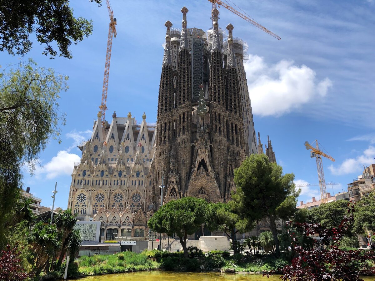 Новый саград. Собор фамилия в барселоне. Гауди антонио фасад рождества. Храм святого семейства барселона план. Собор который строится много лет в испании.