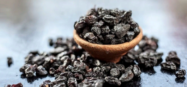 Сушёная чёрная смородина