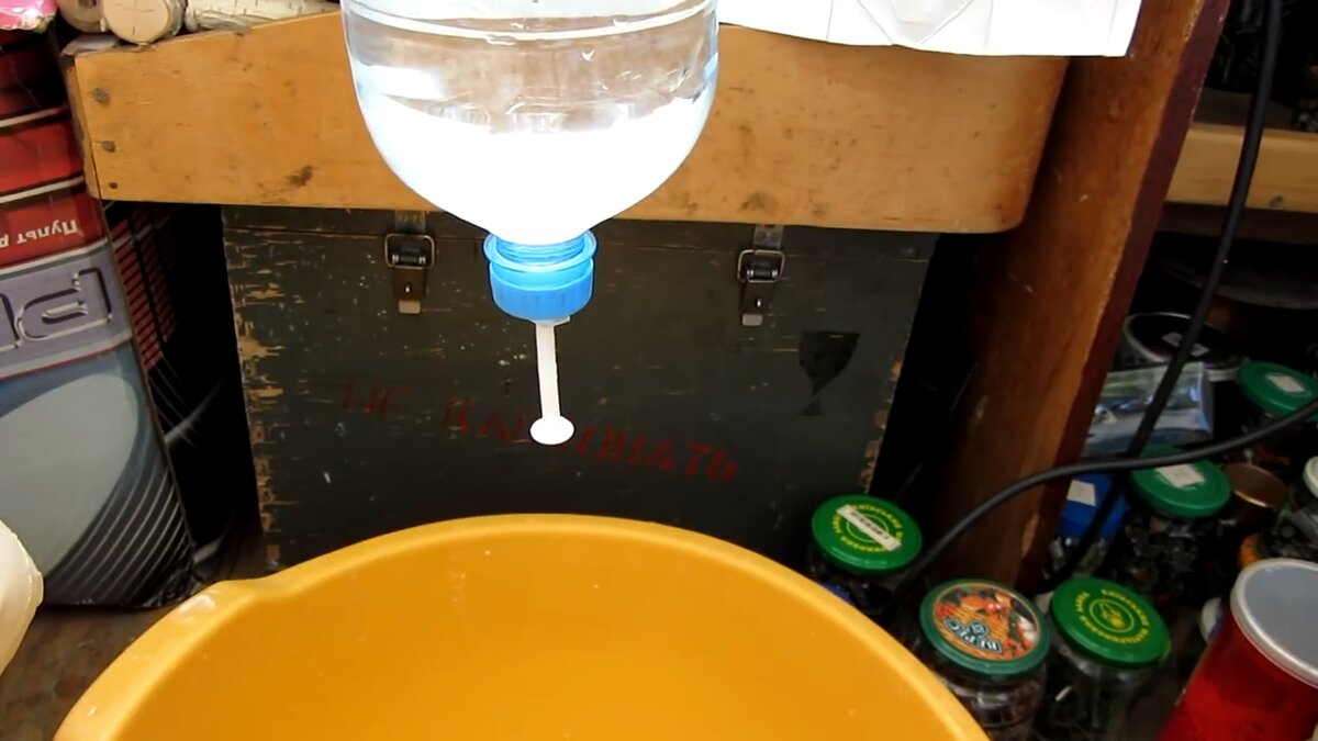 Если отключили воду: простые способы, как сделать умывальник из подручных средств