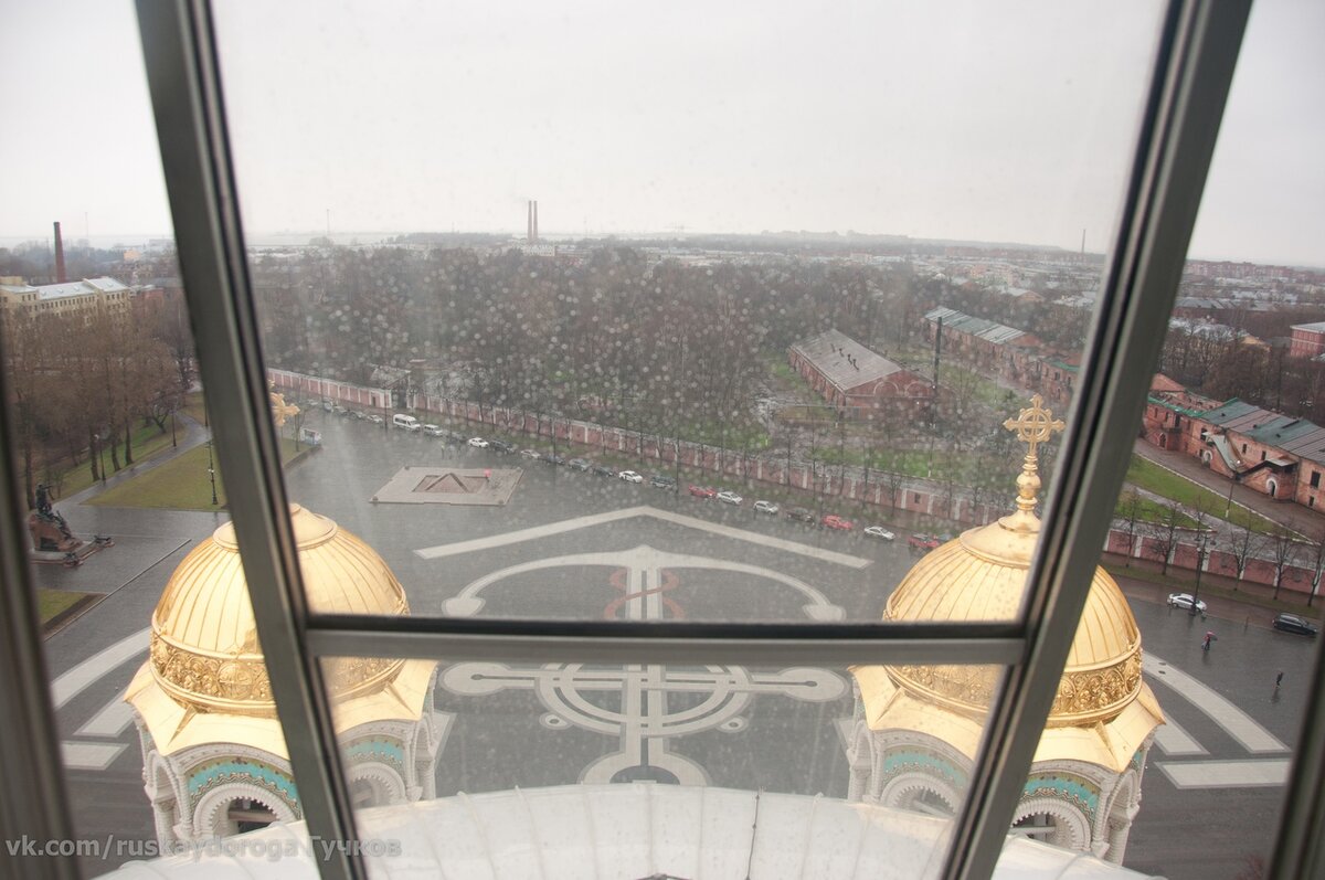 Вид из собора на якорную площадь