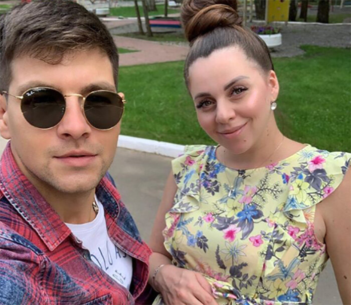 Супруги Дмитренко отправились в роддом