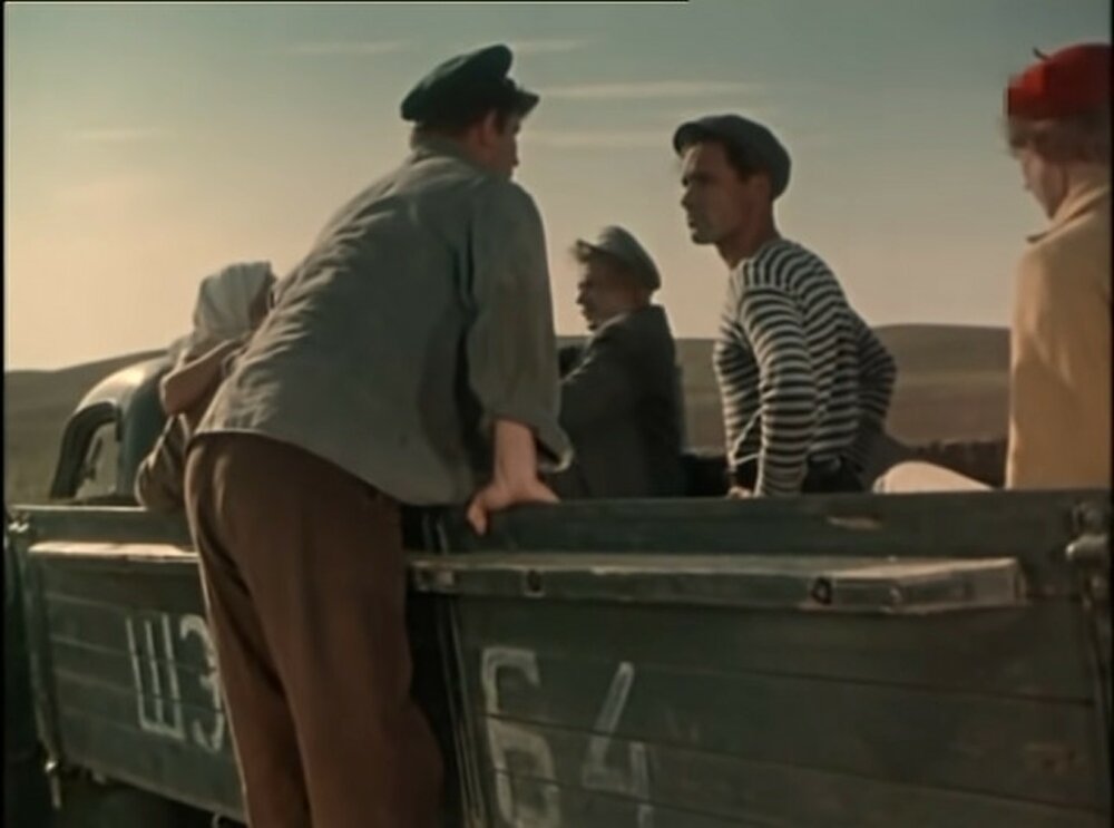 Посреди степи останавливает попутный грузовик тракторист совхоза "Южный" Степан Ревун. А с ним маленький пес неизвестной породы. Надо ему на станцию Арык, едет встречать жену. Маленько поспорил на повышенных тонах с водителем из-за собаки. И сразу чувствуется резкий и острый, как бритва принципиальный характер, огромная внутренняя сила и уверенность в себе. Настоящий мужик.