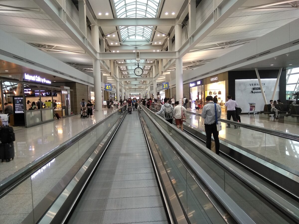 Траволатор - так как расстояния в аэропорту большие, можно встать и ехать.