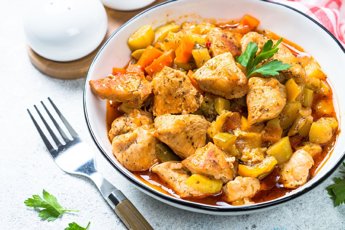 Салат с гранатами и курицей - вкусные классические рецепты