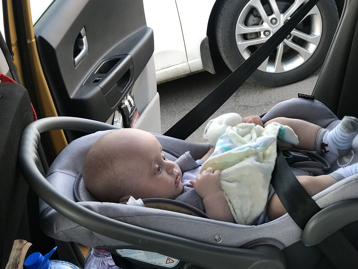 За то время я стала уже мастером по установке автолюльки даже в самые нудобные автомобили. Счета за такси поражали нулями, но выхода не было - по жаре в общественном транспорте такого малыша не покатаешь - есть риск заразить или перегреть, простудить или просто покалечить 