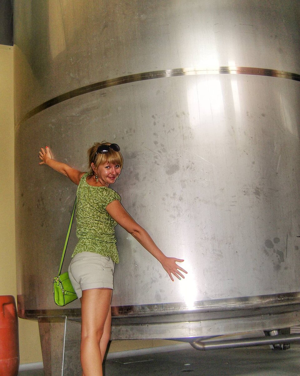 Я и бочка для масла. Самая незабываемая экскурсия на Крите, 2013 год (фото из архива автора)