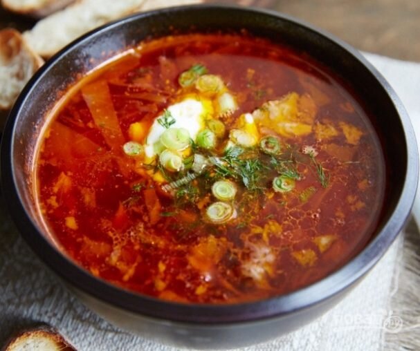 Ингредиенты:  500 г свиных костей с мясом
 250 г сухой фасоли (замоченной на 8-12 часов)
 1 (около 250 граммов) средняя свекла
 3-4 картофеля
 ½ маленькой головки капусты
 1 большая морковь
 1 среднего размера луковица
 70 граммов томатной пасты
 200 мл густой сметаны (лучше всего домашней)
 1 ст.л. сахара
 1 ст.л. уксуса
 Растительное масло и свиной жир для жарки