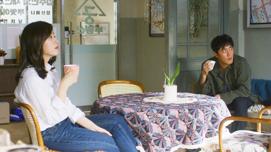 Кадр из дорамы «Мисс Ли в курсе» с Ли Гун Бок (Кан Сон Юн ) и Ин Чоль Хо (Чо Хан Сон)