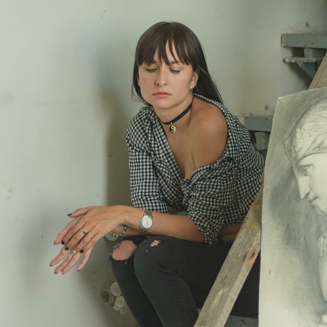 Девушка на лестнице в мастерской художника