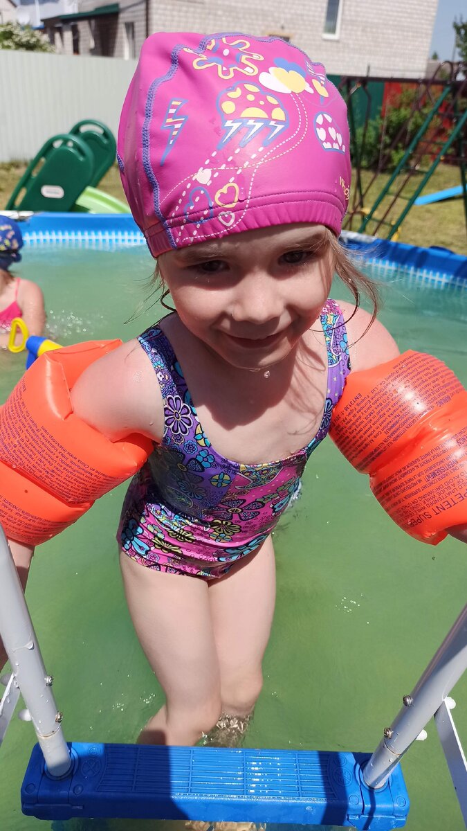 верочка в бассейне