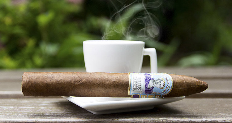 Кофе и сигара Diamond Crown Julius Caeser Pyramid. http://smokersmag.com/