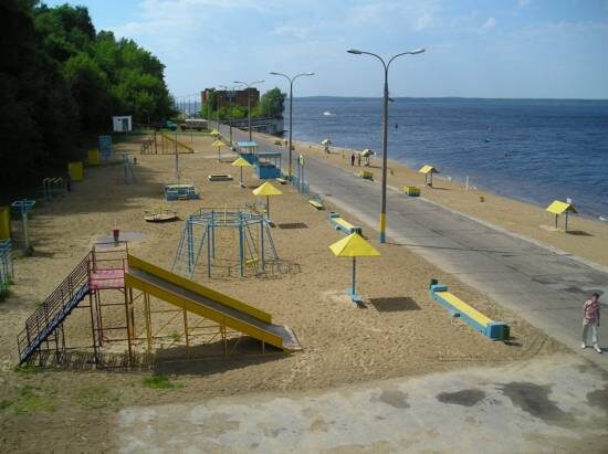 Ну как "шиком"... На железной горке в 30-градусную жару особо не покатаешься...