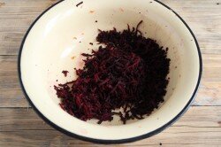 ШАГ 1:
Приготовим ингредиенты по списку. Салат, конечно, получится намного вкуснее и свежих и сочных овощей, особенно, если они только что сорваны с грядки. Свеклу моем, снимаем ножом или овощечисткой кожицу, натираем мякоть на терке для корейских салатов, при отсутствии таковой подойдет и обычная терка.