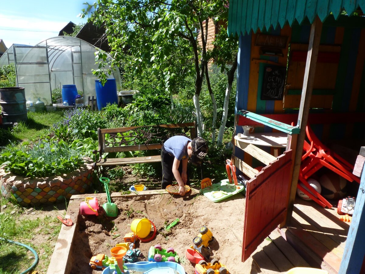 Дети, системы внуки предпочитают активные игры даже в такую жару)))