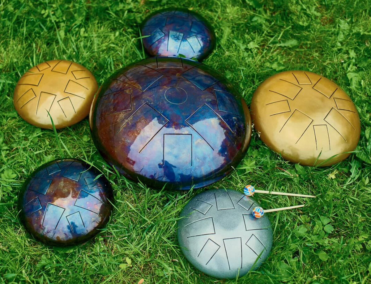 Глюкофон (англ. tank drum) — перкуссионный музыкальный инструмент, тональный лепестковый барабан. В Европе и Америке его называют hapi drum, steel tongue drum, tank drum.