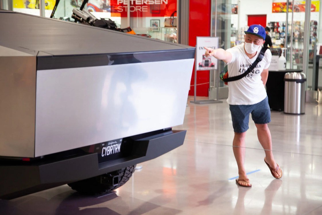 Автомобильный музей в Лос-Анджелесе пополнился экспонатом Tesla Cybertruck