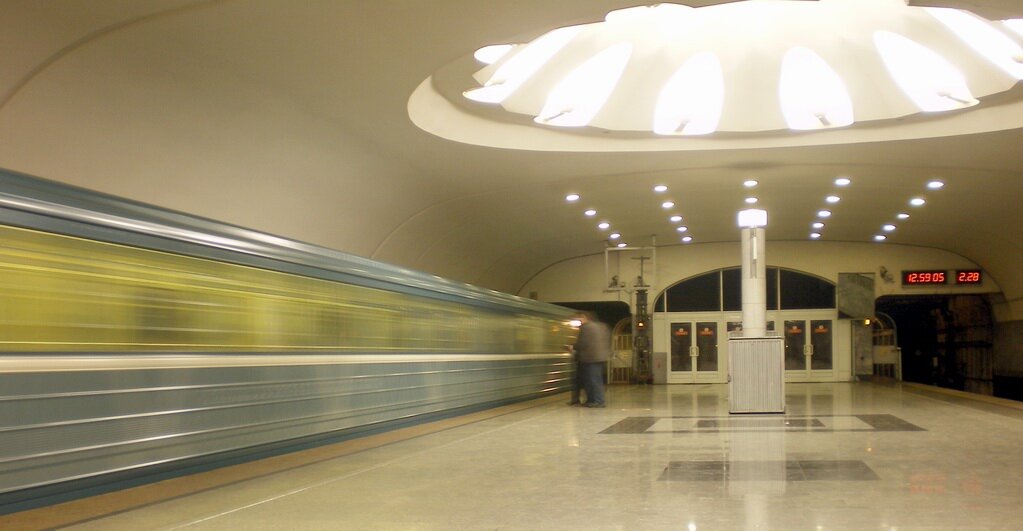 Вот как станция выглядела до открытия второго, южного вестибюля. Белые (пластиковые) двери, как в каком-нибудь рынке тех лет и темнота за ними.

