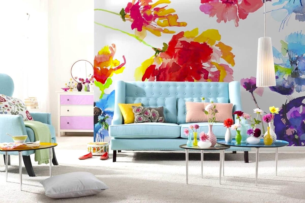 Яркие обои могут стать прекрасным акцентом в интерьере помещения.