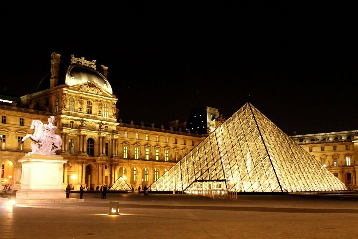 Какие самые известные музеи. Музеи. Лувр. Париж. Лувр Франция. Французский музей Лувр. Louvre музей.