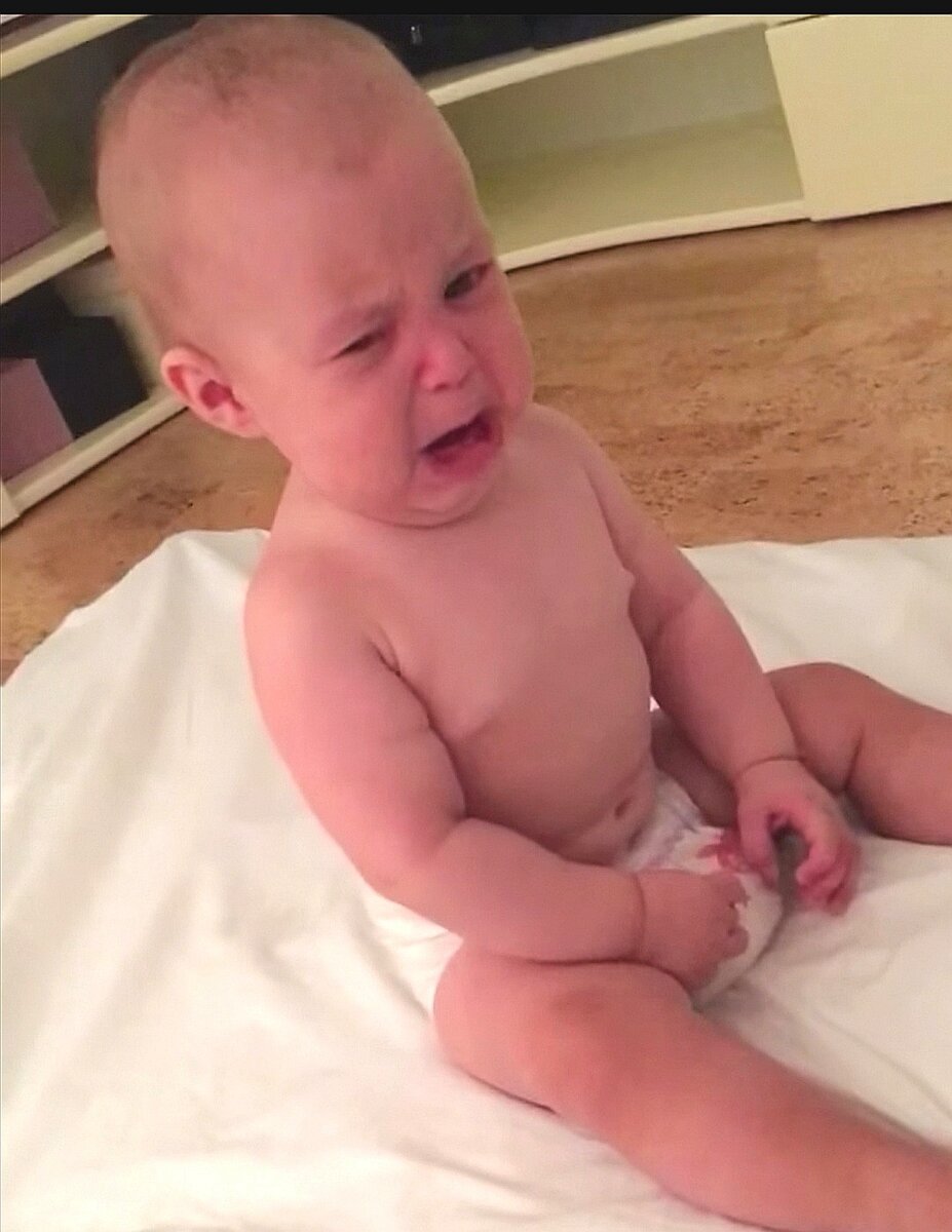 Почему плачет ребенок 5 месяцев. Плач ребенка 5 месяцев. Ребенок плачет на массаже. Массаж грудному ребенку. Грудничок плачет на массаже.
