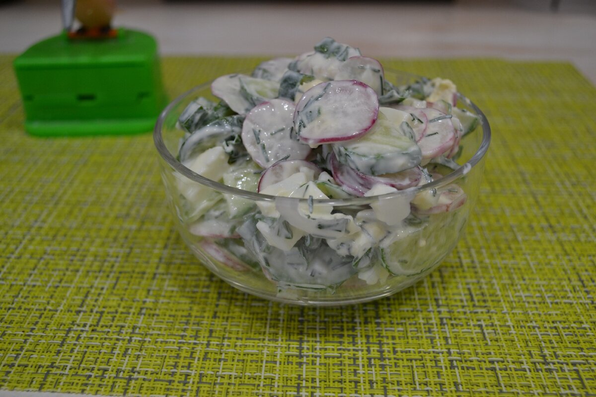 Огуречный салат. Простой и быстрый салат из огурцов. Салат из свежих кабачков. Салат из свежих огурцов в школьной столовой. Салат из свежих кабачков.