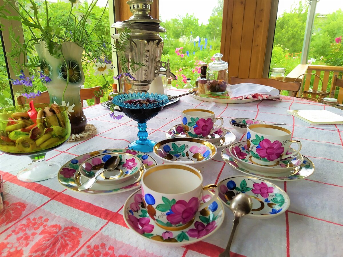 На столе сервиз производства завода Вербилки, СССР