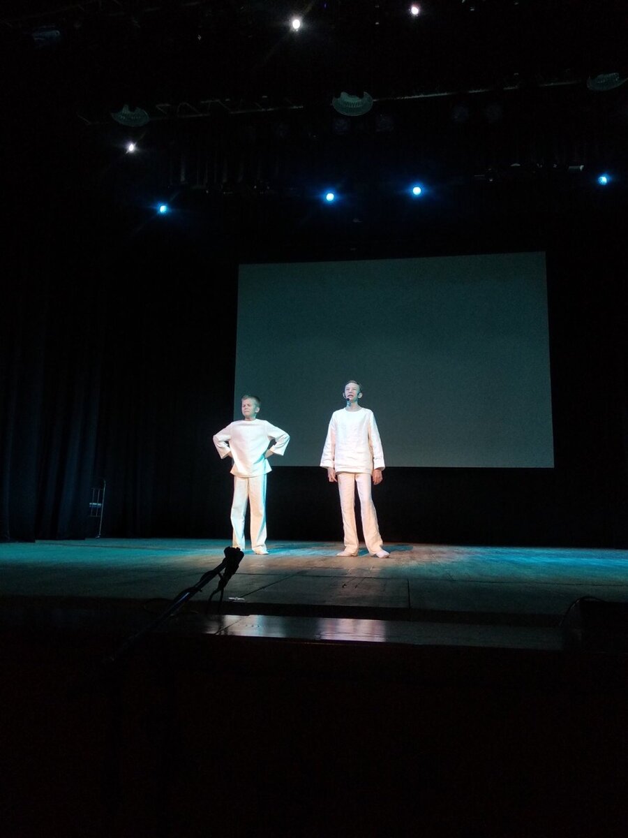 На сцене одноклассники, актеры музейно-театральной студии "Сибирячок", вместе ходили в детский сад...одним словом "дружбаны"...Им и писала еще в 2013