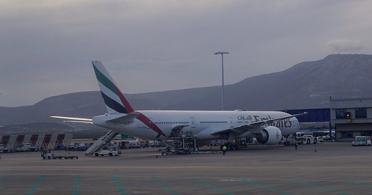 Самолет Emirates Airlines