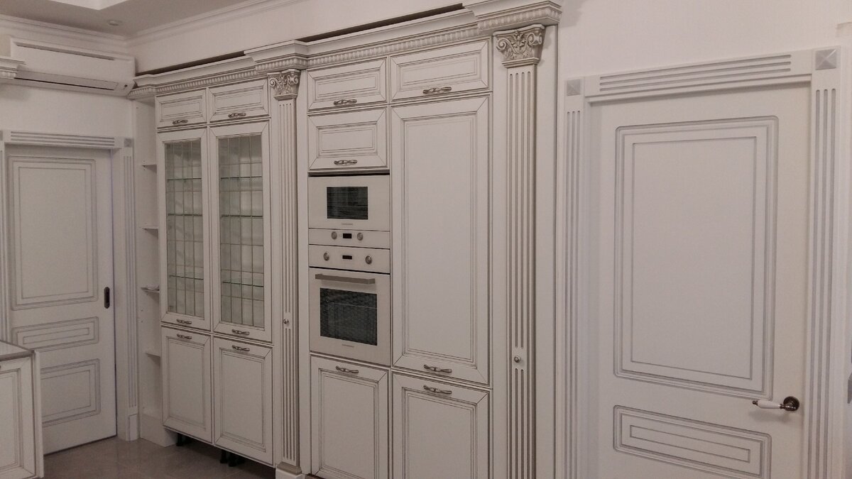 Под кухонные шкафы делаем нишу.