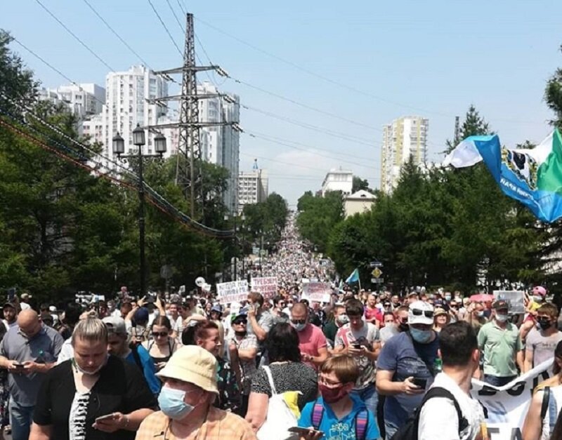 То что народ проявляет протест и пытается защитить своего лидера это нормально, это даже правильно, но  в принципе, легко можно предугадать, что этот стихийный протест не даст результатов.  Даже природная локальная стихия может принести больших проблем для власти, чем эти протесты людей, стихийные протесты. Стихийные протесты не очень страшны для власти. Что может сделать власти, этот протест? Ничего! Ну вышли люди, и пусть даже 100 тысяч, но  для нынешнего режима, это все равно что по улице ползёт тысячи муравьев или тараканов. Любое действие, чтобы оно было эффективным, требует подготовки, а протесты, тем более. Если бы протесты, даже стихийные, начались по всей стране, в поддержку, то тогда, пожалуй, от них возможно был бы толк. Подобный процесс по всей стране, это уже другая история. Но протестов нет даже в городах Хабаровского края. 	Конечно в  Кремле не ожидали такой реакции людей, и думаю (возможно), что определенные выводы сделали, но назад не дадут. Не обладают протесты той силой, чтобы власть пошла на уступки.  
	Что хуже всего? Длительные протесты вынудят прибегнуть к разгону, и в Хабаровске начнутся зачистки? Такой сценарий менее всего реалистичен, потому что неизвестна реакция людей по всей стране на такое действие. Вот когда, пожалуй, потребуется консолидация общества, но хабаровчан никто не поддержит. Максимальную поддержку Хабаровск может получить в комментариях - «Держитесь товарищи! Душой мы с вами!». Сколько в Хабаровске проживает? А сколько выходят? Нет в самом Хабаровске консолидации общества, а без этого с властью не совладать. Почему «цветные» революции проходят? А потому что там вложены хорошие деньги, и там всё подготовленно, и стоят «большие силы». А кто стоит за неорганизованным народом? Сам неорганизованный  народ.
	Сейчас власть нашла рычаг — штрафы. Будет введен режим самоизоляции. Это хороший способ контролировать население не прибегаю к массовому насилию. Вы хотите чтобы режим самоизоляции начался раньше намеченного времени? Сейчас за дней 10 подгонят статистику и начнут штрафовать. Сумеете с этим бороться?
	Нет более смысла в протестах. Пусть мигранты трясут власть. Копите силы на выборы. Пусть Жириновский воюет за своего, а вы люди, поддержите лидера ЛДПР вступлением в партию. Это максимум что вы можете сделать в защиту своей страны. А Жириновский почувствовав вашу поддержку будет более активен в своей протестной деятельности. Дайте ему силу.

