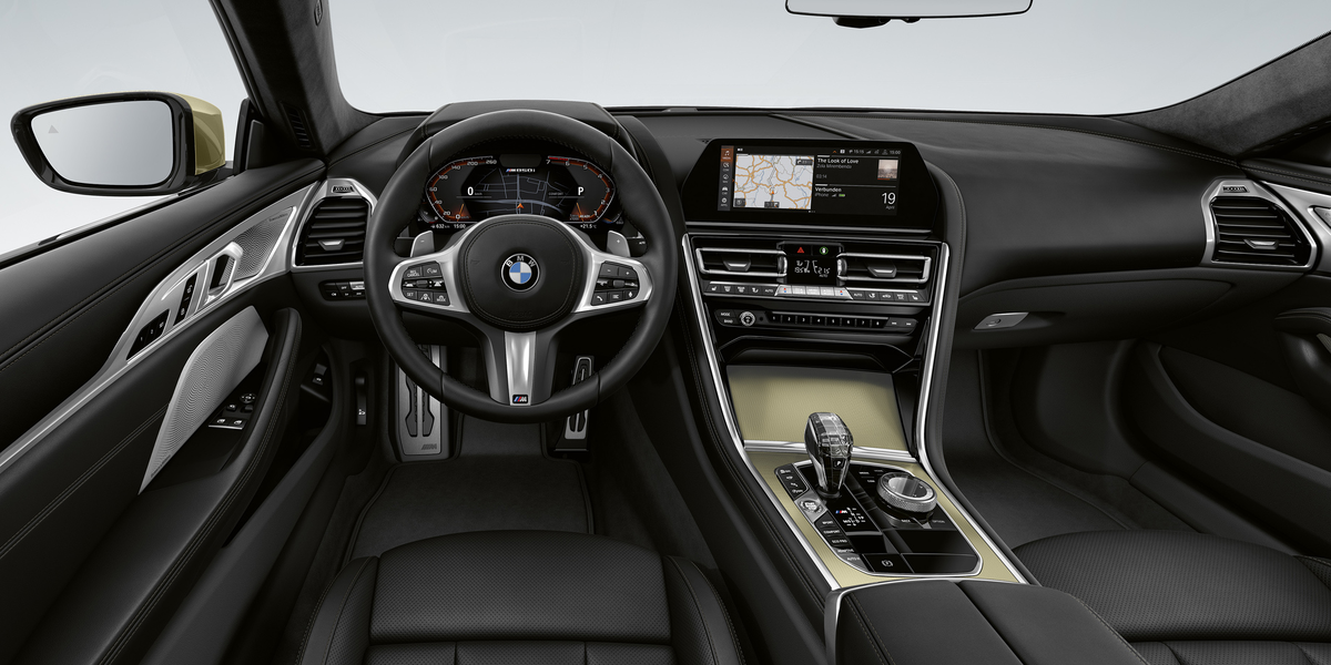 Серия снабжена расширенной чёрной кожаной отделкой BMW Individual Merino с вышитой надписью «Edition Golden Thunder» на подголовниках. Потолок отделан алькантарой цвета Anthracite, а на консоли и тоннеле появились алюминиевые вставки с эффектом золотистой сетки.