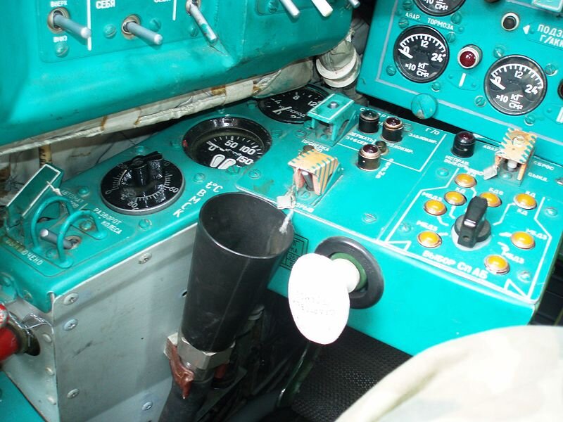 Мочеприёмник писсуара, рабочее место к/к Фото: 040sm https://ru.wikipedia.org/wiki/%D0%A4%D0%B0%D0%B9%D0%BB:%D0%A2%D1%83-22%D0%9C_309.jpg