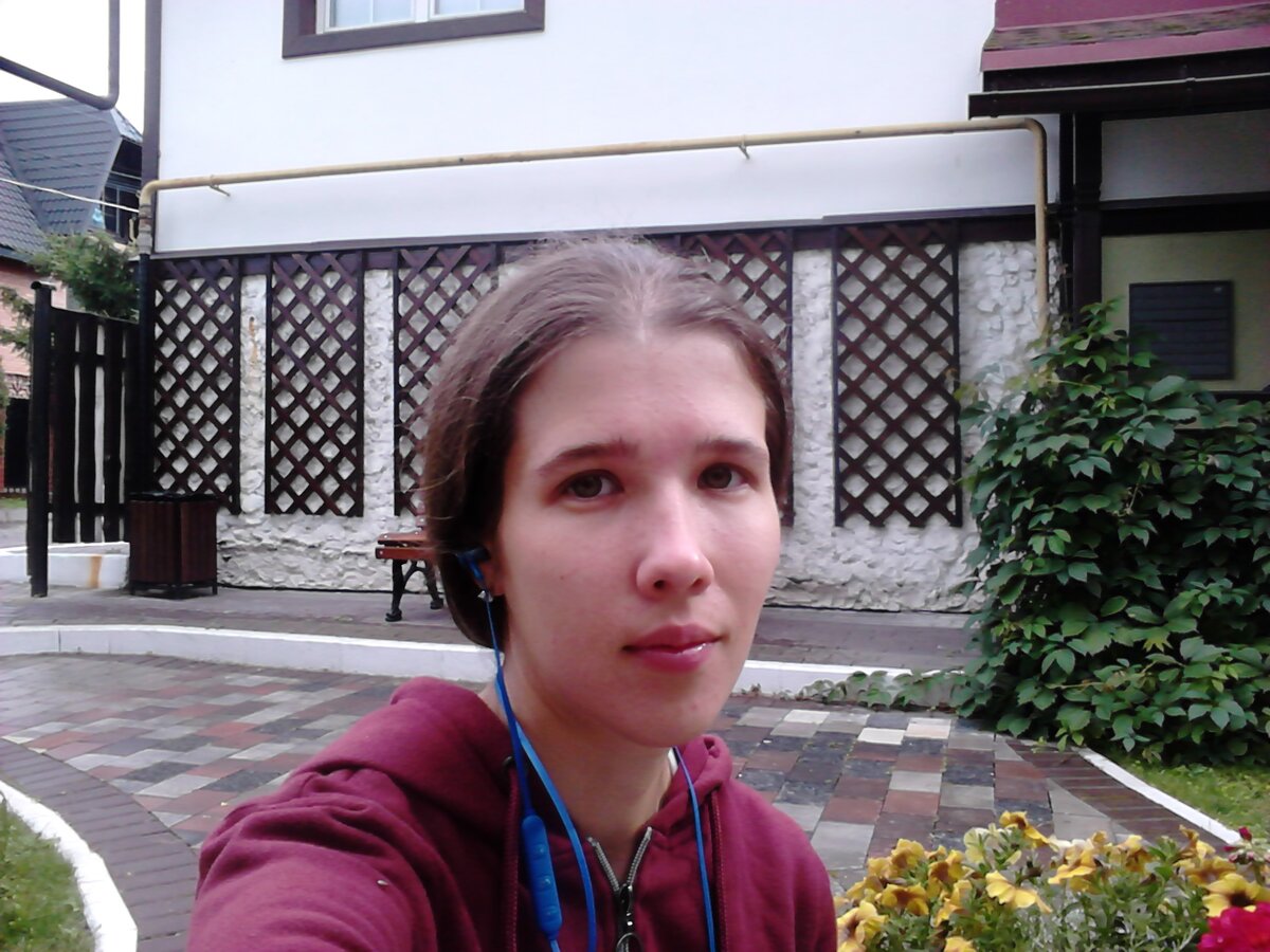 
Сколько раз Вы себе говорили: Это не для меня. Это мне не под силу
Этого я не достоин.?

Вариантов ограничивающих установок и убеждений, может быть много и они могут быть разными. 

Именно наши внутренние установки и убеждения создают пространство вокруг нас. Вы сказали: могу, умею, у меня получится! Так и есть! Можете, умеете и у Вас получится! Вся вселенная, всё пространство, всё будет благоволить на Вашем добром пути и в Ваших благих намерениях. 

А что если Ваши мысли сейчас текут совсем не в том направлении? Что если Вы потеряли чувство постоянства и чувство опоры внутри себя? Что, если Вы не можете найти свою собственную точку сборки и чувствуете себя поломанным механизмом? Как в книге "Волшебник Изумрудного города. Эдакий железный дровосек, поржавевший от слез и разочарований.

Где отыскать ту драгоценную маслёнку добрых и правильных мыслей, слов и чувств для Вашего сердца? Как снова поверить в себя и свои возможности и способности? Как стать человеком, которому под силу любая мечта и достижение?

Вы ведь мечтали в детстве? Наверняка мечтали! Мечтали с размахом, от души, "по-крупному"! Ведь так?!

Конечно, душа ребенка ещё свободна от ограничивающих установок и убеждений. Когда мы дети, мы знаем чего хотим, и даже примерно знаем как этого достичь. 

А что потом?

Потом мы взрослеем, обрастая мхом навязанных мнений и ценностей, прячась за чужие взгляды, идеи, мировоззрения.. Только бы не столкнуться лицом к лицу с той тянущей болью внутри себя..

Болью, которая пронзает всё наше существо до самых глубин. От того, что перестали слышать и внимать голосу своего сердца и разума. От того, что поверили внешним источникам информации и согласились жить как все, под капирку. От того, что отдали ответственность за свое счастье кому угодно, но только не самим себе.

Развитие подобного сценария вполне очевидно: боль, разочарование, потеря интереса к жизни, жизнь по инерции, без радости и вдохновения.. Итог у такого положения дел может быть разным.  От банальной депрессии, до серьезного психического расстройства. Кроме шуток. Особо отчаянные решают свести счёты с жизнью. В такие моменты не останавливает даже наличие детей.. Знаю лично такие истории.

Так что делать? Как не допустить подобного развития в своей жизни и жизни близких людей?

Выход есть! И как всегда, проще, чем нам кажется!

Каждый момент своей жизни, учитесь быть осознанными! Учитесь понимать, осознавать и отслеживать каждое свое действие, каждое свое намерение, каждый свой поступок. Научитесь быть внимательными и анализировать всё то, о чем вы думаете и что делаете. Предвосхищайте свои мысли и действия. И при необходимости, перенаправляйте их в позитивное русло.

Помните, Вы капитан и автор своей жизни. Вам решать куда плывет Ваша лодка и какими событиями Вам интересно и ценно наполнять свою жизнь. Будьте смелее, мечтайте с размахом! Мечтайте, а затем действуйте!

Только Вы решаете где заканчивается Ваша свобода и начинаются ограничения. Мир прекрасен и изобилен. Все ограничения существуют лишь в нашей голове. Не имеет значения, что происходит снаружи. Есть смысл только в том, во что Вы верите внутри.

Знайте, Вы самое совершенное существо на планете, наделенное силой разума, силой мысли и безграничными возможностями действовать и создавать наилучшую жизнь для себя.

Жизнь своей мечты.

Открыта запись на консультацию психолога. Пишите в личные сообщения. 📝