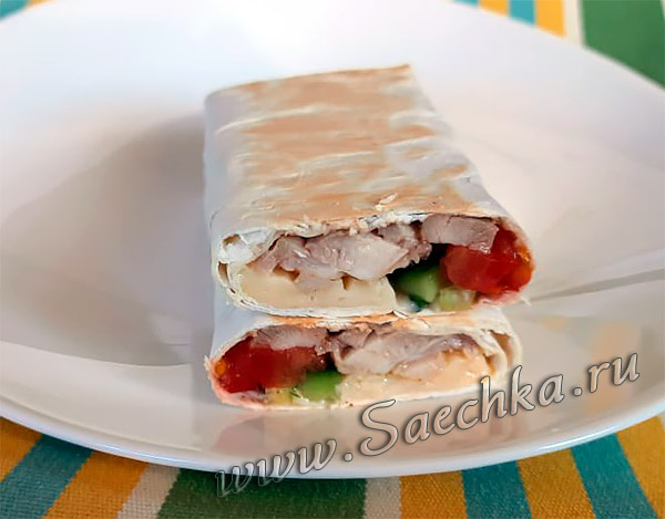 Рулетик с сыром, курицей и овощами