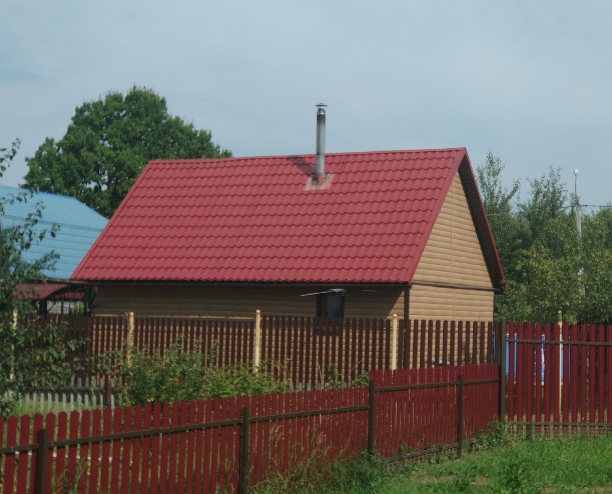 Труба на бане. Хорошо видно, где теплоизоляция есть, а где внешняя оболочка прогревается