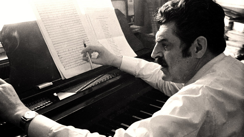 Композитор Ян Френкель за работой