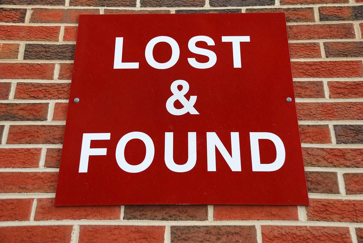 Is this the lost property office. Lost and found. Lost property Office. Картинка Lost property. Бюро находок табличка фото.